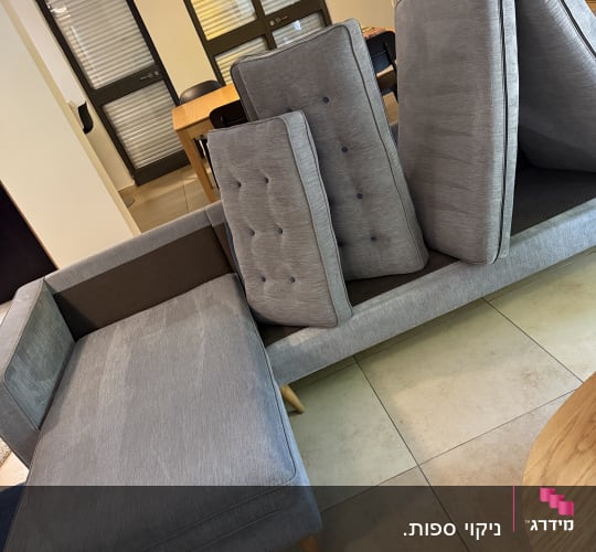 ספת בד אפורה וכורסת בד תואמת לאחר ניקוי וייבוש